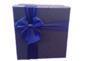 Подарочная коробка с синим бантом (18,5см х 18,5см х 9,5см) - 0